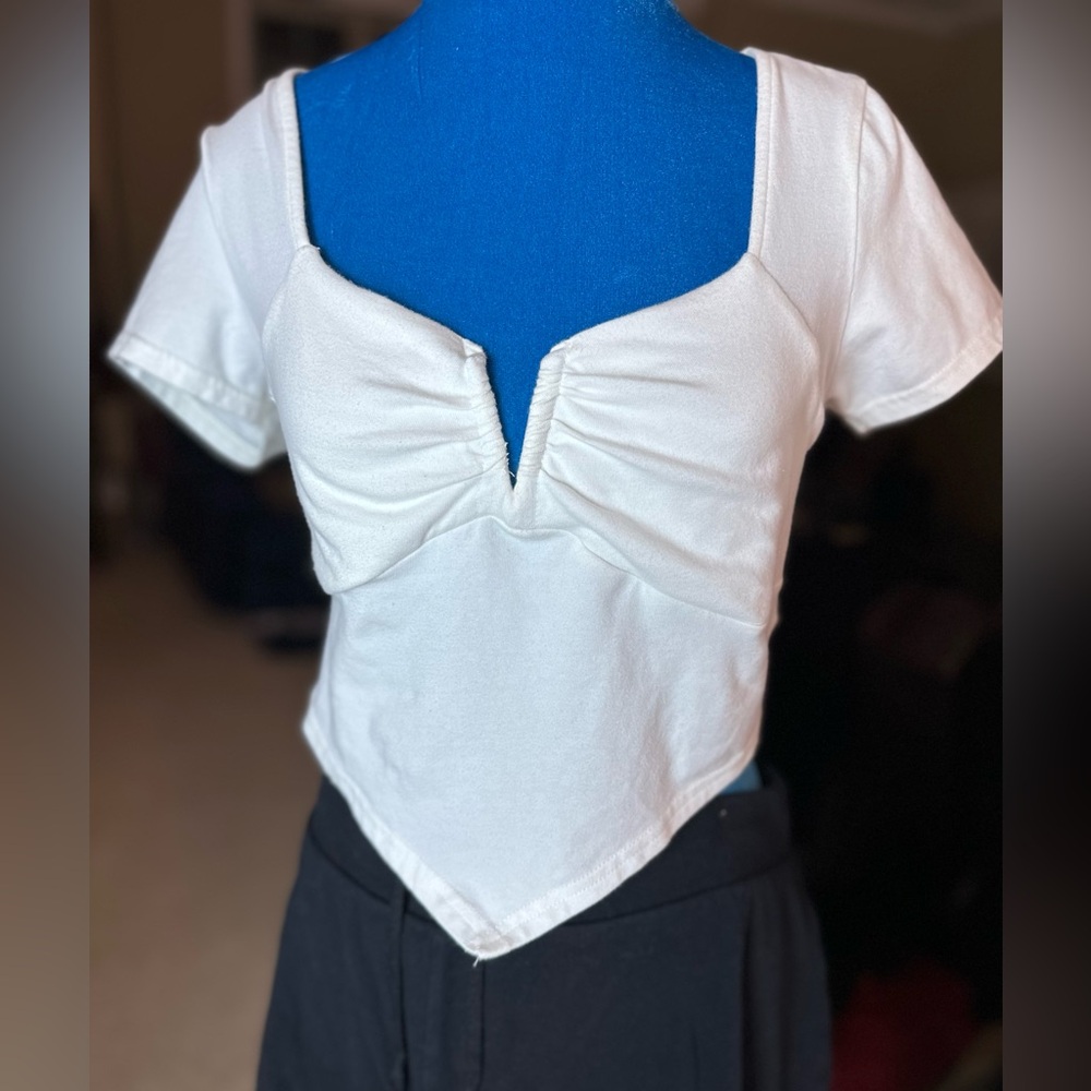 BOG White Semi Crop Tee with Deep V Neck Short Sleeve Size Large